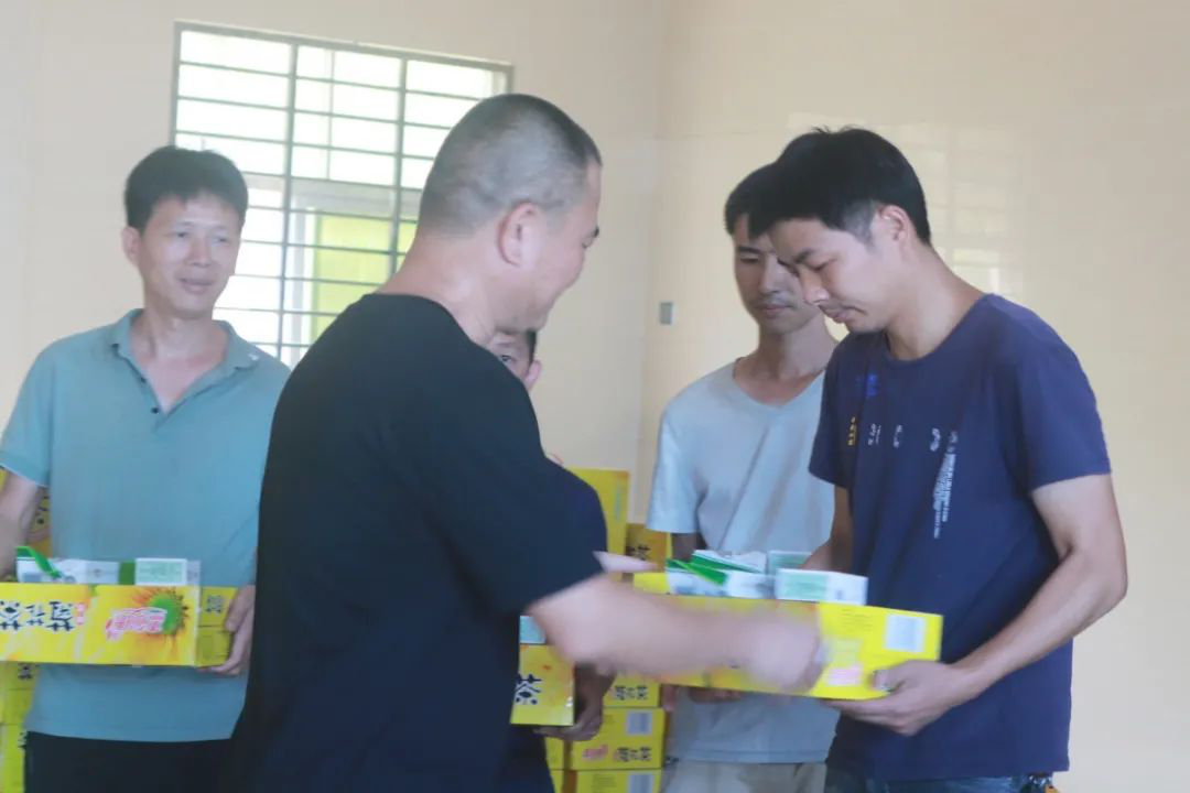 致敬烈日下的堅(jiān)守，高溫慰問送清涼